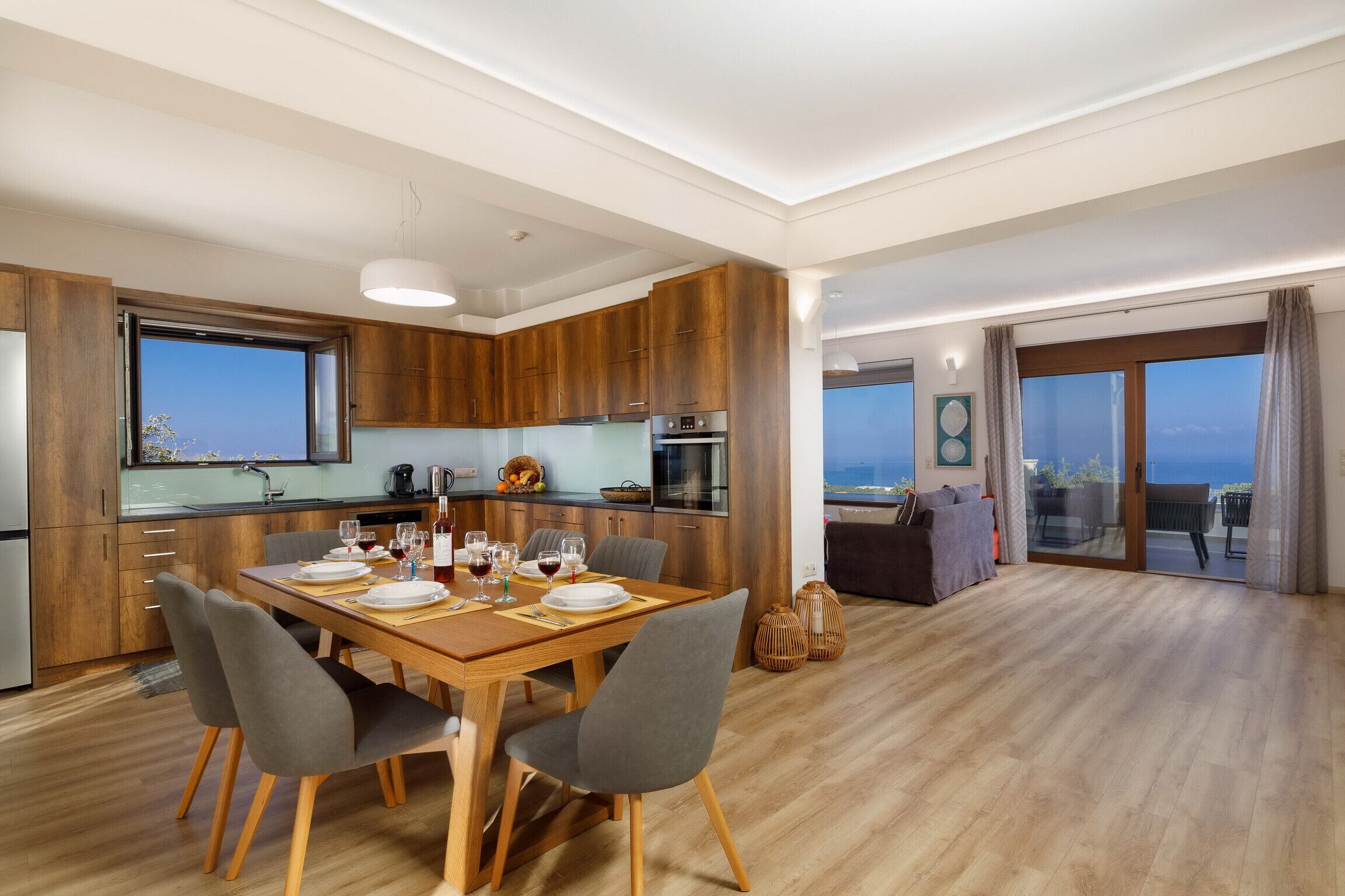 Mikrowelle, Geschirrspüler, Wasserkocher mit Kaffee-/Teezubehör