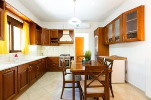 Microwave, dishwasher, coffee/tea maker, high chair - Stefanakos House (Agios Vasileios)