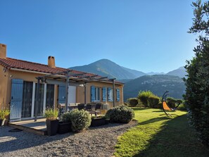 A house with a patio, outdoor seating, and a view of mountains. - Villa Les Oliviers – Mountain View - Mercantour ⭐️⭐️⭐️ (Roquebillière)