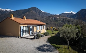 A house with a patio, a gravel driveway, and a view of mountains. - Villa Les Oliviers – Mountain View - Mercantour ⭐️⭐️⭐️ (Roquebillière)