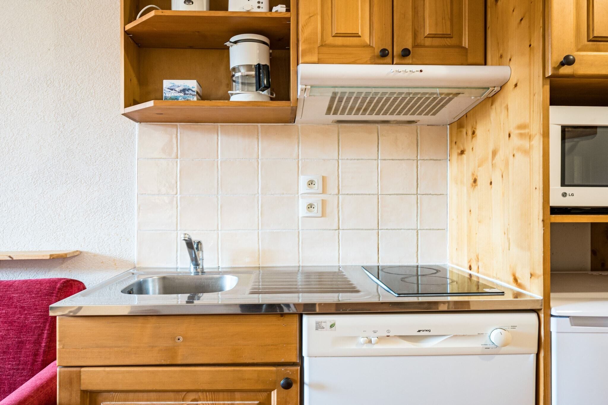 Coffee/tea maker, fridge, microwave, stovetop
