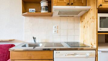 Coffee/tea maker, fridge, microwave, stovetop
