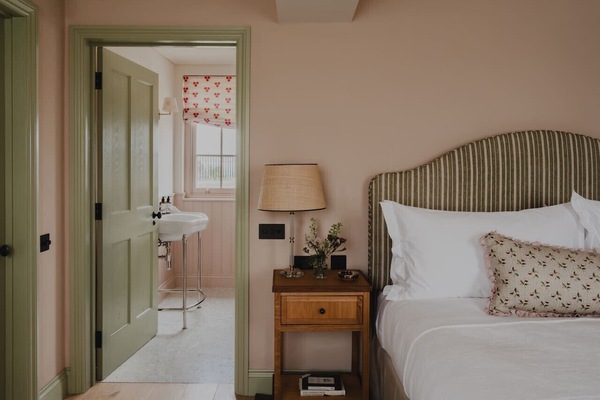 Super-king bedroom featuring a Hypnos Lansdowne Cashmere mattress, bespoke hand-made headboard and luxury Tielle linens