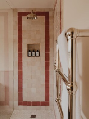 Hair dryer, towels, soap, toilet paper - Luxury Landmark Stay in the Cotswolds with terrace (Cheltenham)
