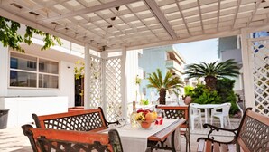 Outdoor dining - Alba Adriatica: Poolside Escape (Alba Adriatica (TE))