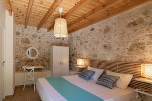 3 bedrooms, free cots/infant beds, bed sheets - River View Villa (Rethymno)