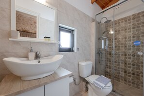 Shower, towels - River View Villa (Rethymno)