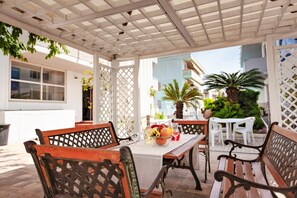 Outdoor dining - Alba Adriatica apartments charm (Alba Adriatica (TE))