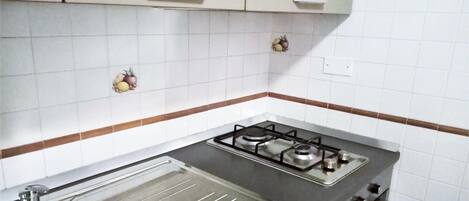 Réfrigérateur, four, plaque de cuisson, tables à manger