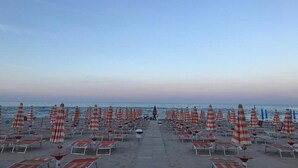 Outdoor banquet area - Coastal Comfort Stay in Villa Rosa (Villa Rosa di Martinsicuro (TE))