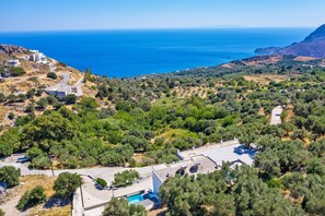 Ein Küstenanwesen mit Swimmingpool, Olivenhainen und Meerblick.