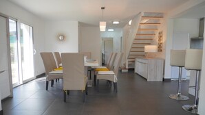 Ein moderner Essbereich mit einer Treppe, die zur Küche führt.