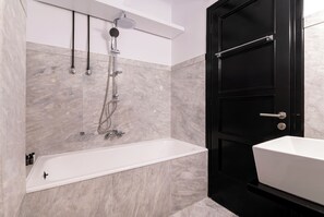 Een douche, een haardroger, handdoeken, zeep