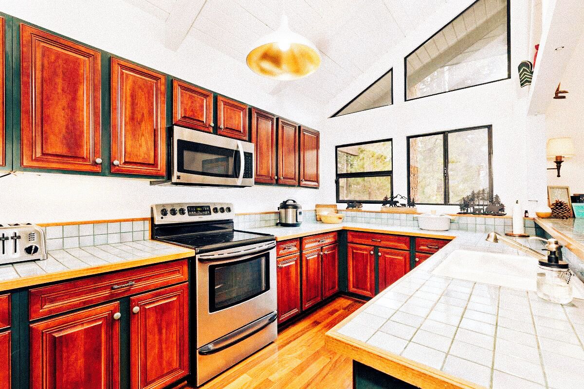 Kylskåp, mikrovågsugn, ugn och spishäll