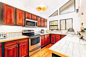 Kylskåp, mikrovågsugn, ugn och spishäll