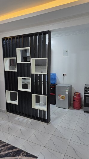 Deluxe Apartment | Private kitchen | Mini-fridge, microwave, oven, stovetop