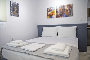 1 bedroom, bed sheets - Areopolis Art Studio (East Mani)