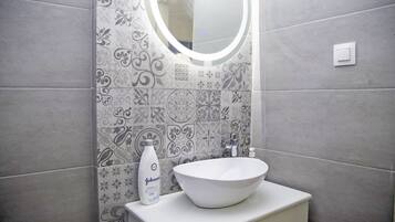 Studio, 1 kamar tidur, Boleh Merokok, teras | Kamar mandi | Shower dan handuk