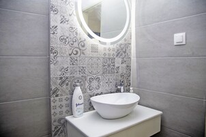 Estudio, 1 habitación, fumadores, terraza | Baño | Ducha y toallas