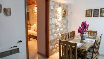 Apartamento, 1 habitación, fumadores, balcón | Servicio de comidas en la habitación