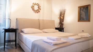 Apartamento, 1 habitación, fumadores, balcón | 1 dormitorio y ropa de cama