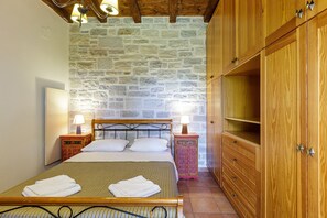 3 bedrooms, free cots/infant beds, bed sheets - Mera Villa (Rethymno)