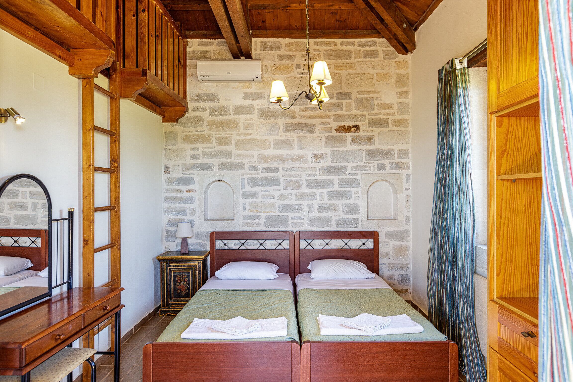 3 عدّة غرف نوم وأسرّة أطفال/رضّع (مجانًا) وملاءات أسرّة