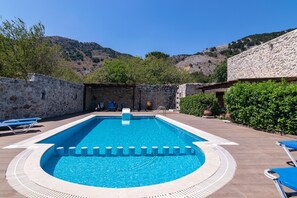 Outdoor pool - Archodiko Villa Imbros (Sfakia)
