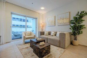Apartamento Deluxe, balcón, vistas a la ciudad | Zona de estar | Smart TV de 55 pulgadas con canales digitales
