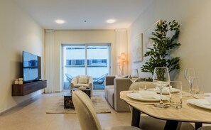 Apartamento Deluxe, balcón, vistas a la ciudad | Servicio de comidas en la habitación