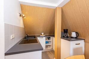 Een koelkast, een magnetron, een oven, een kookplaat
