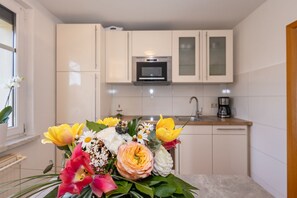 Fridge, microwave, oven, stovetop - Ferienwohnung Harmonie - Holiday apartment Harmonie in Rerik - Comfortable (Rerik)