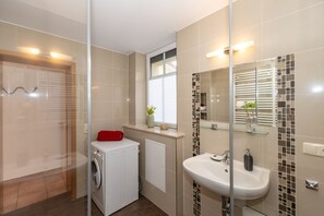 Douche, sèche-cheveux, serviettes fournies