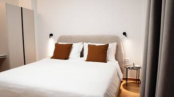 Safe på rommet, skrivebord for bærbar PC og blendingsgardiner