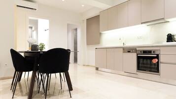 Kjøleskap, ovn, kokeplater og oppvaskmaskin