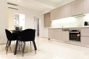 Full-size fridge, oven, stovetop, dishwasher - City C Prime Residence (Athens)