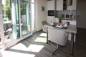 Fridge, oven, stovetop, dishwasher