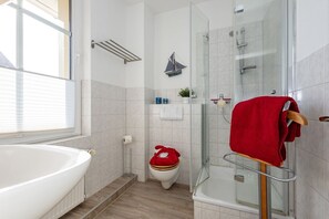 Douche, sèche-cheveux, serviettes fournies