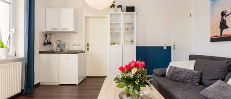 テレビ、DVD プレーヤー、卓球台