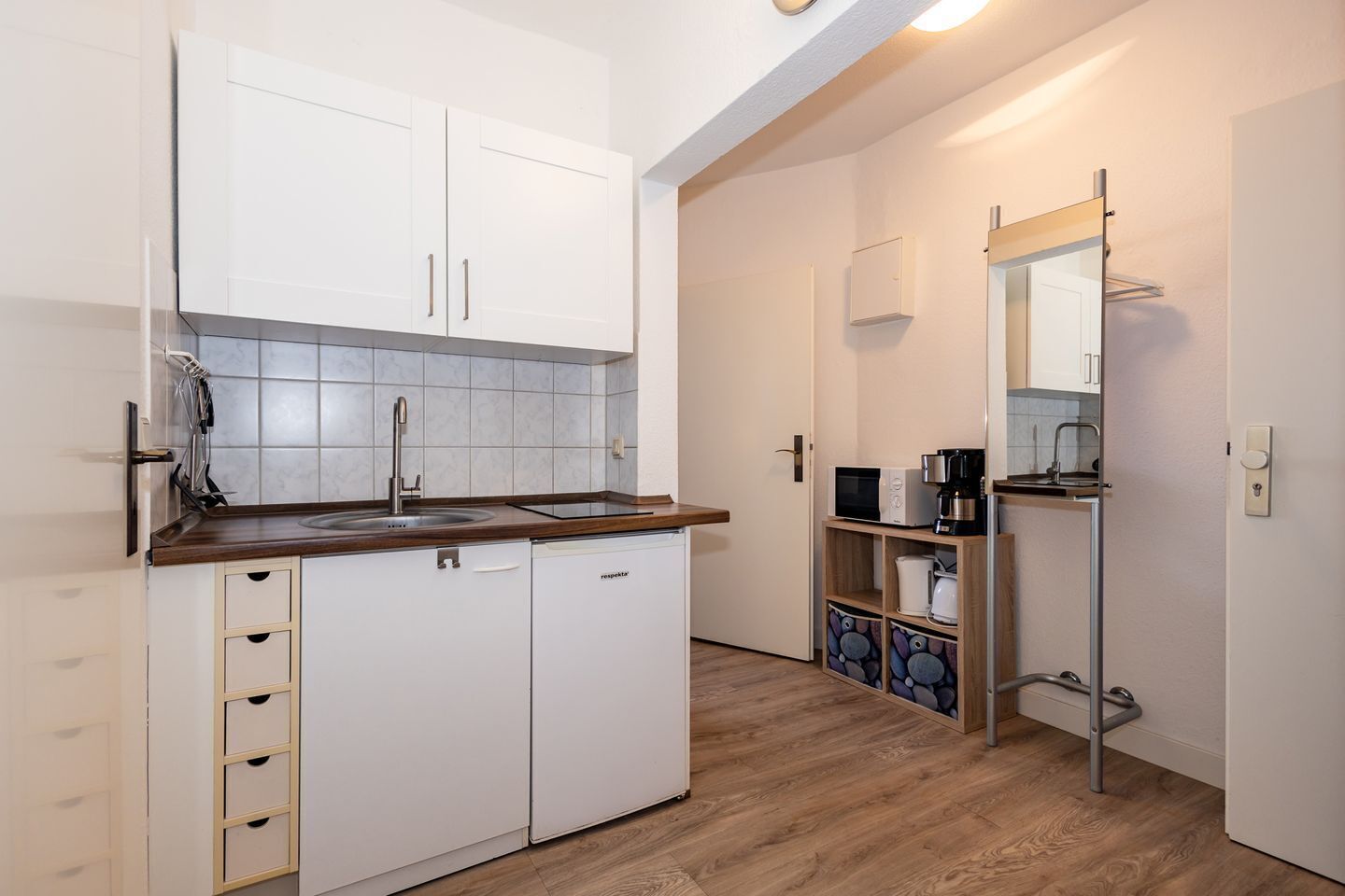 Kühlschrank, Mikrowelle, Herdplatte, Geschirrspüler