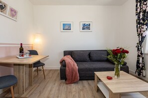 Een televisie, een tafeltennistafel en een stereo