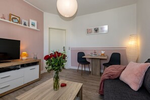 Een televisie, een tafeltennistafel en een stereo