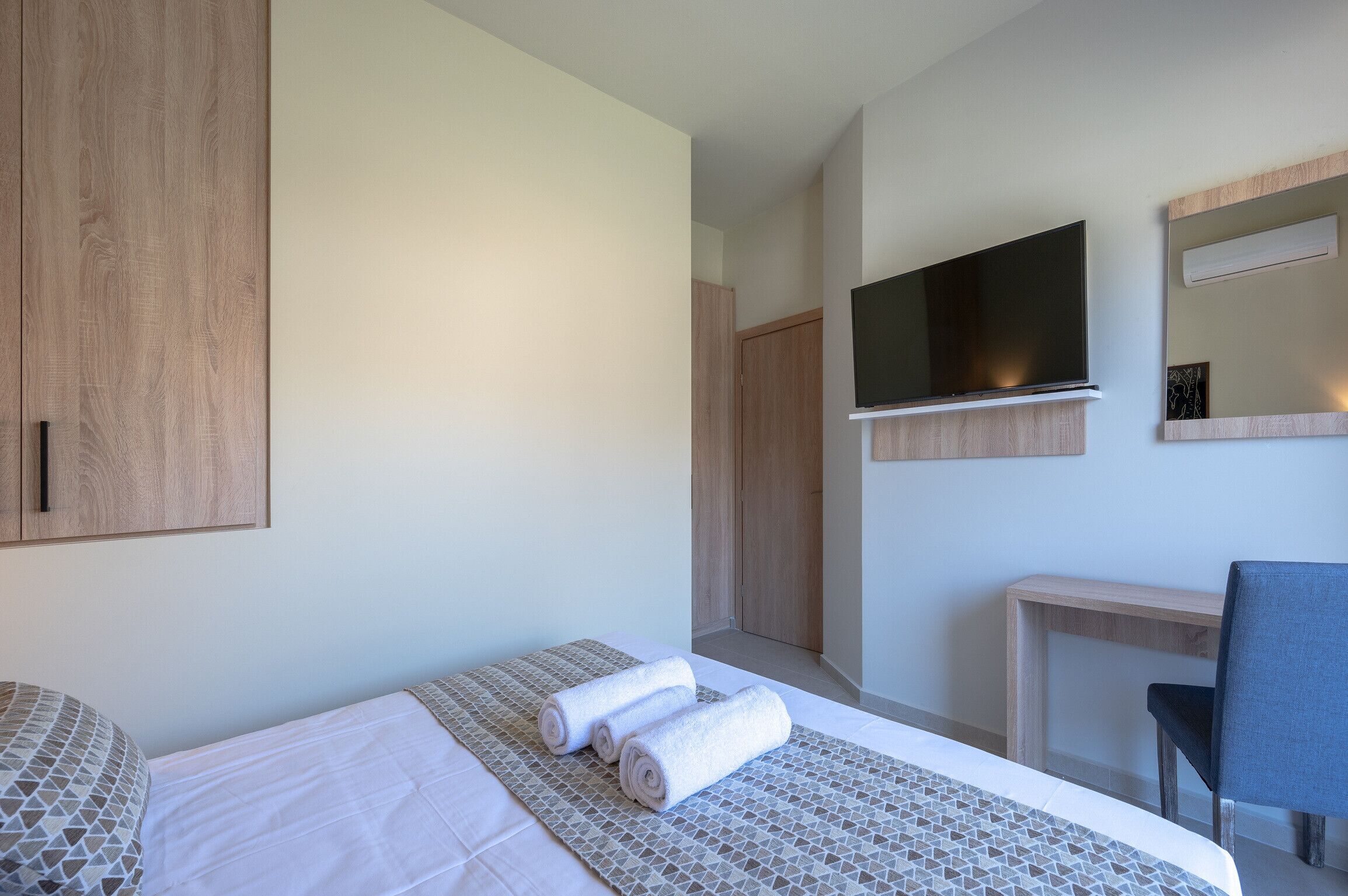 3 室のベッドルーム、ベビーベッド (無料)、可動式ベッド (無料)、ベッドシーツ