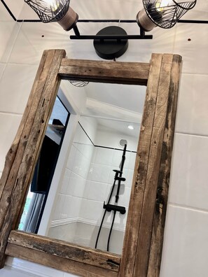 Douche, sĂšche-cheveux, serviettes fournies, savon