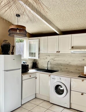 Refrigerador, microondas, parrilla de estufa y cafetera y tetera 