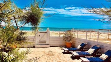 Plage, chaises longues, serviettes de plage