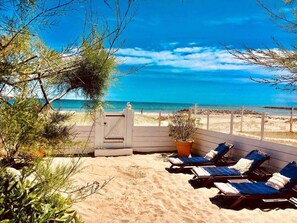 Accommodatie ligt op het strand, ligstoelen, strandlakens