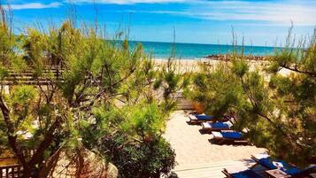 Plage, chaises longues, serviettes de plage