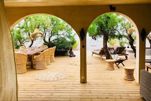 Outdoor dining - Mas Andalous l’Exception plage privée 1ère ligne (Frontignan)