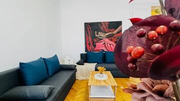 Basic Apartment | Living room